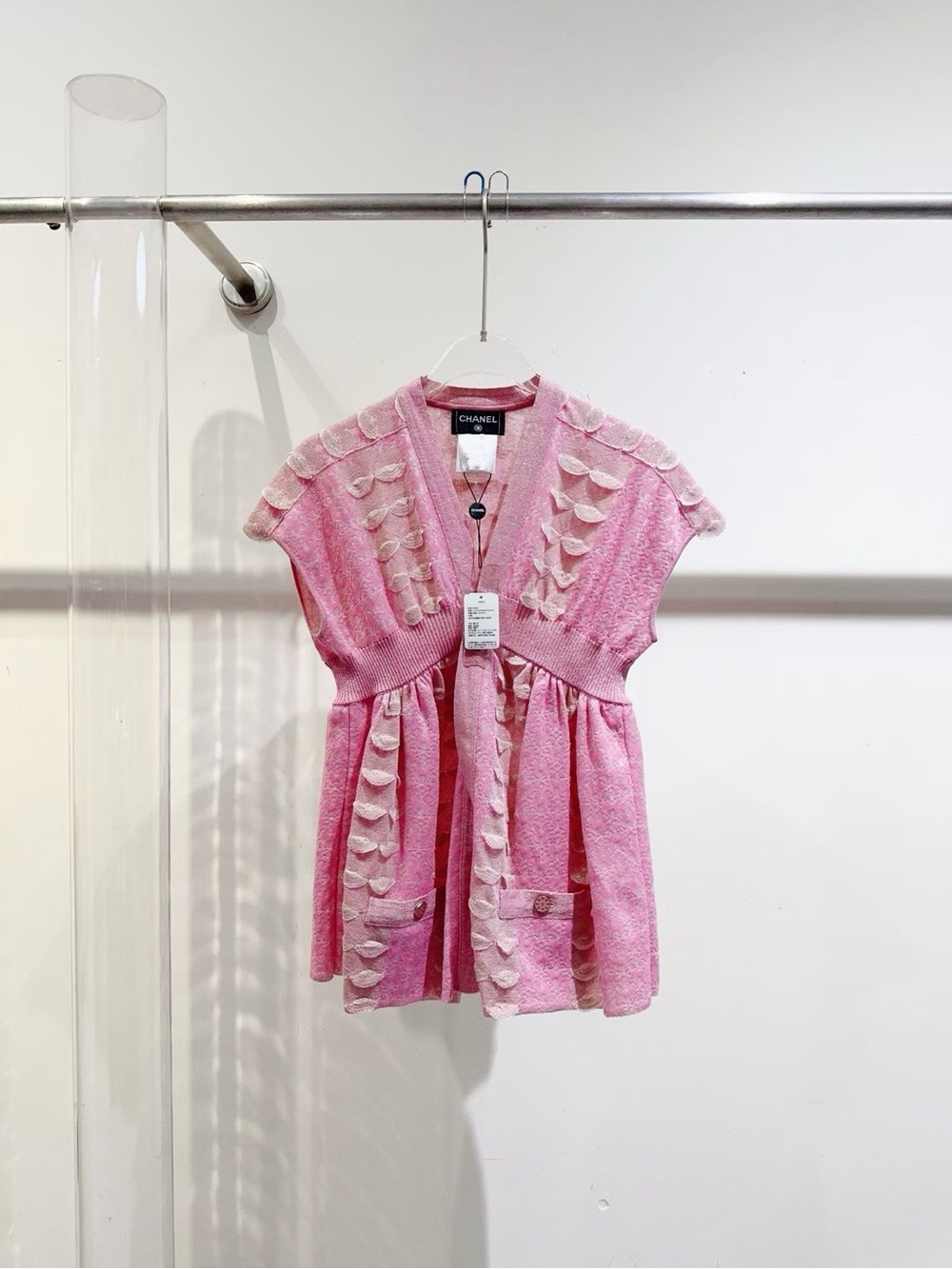 🚩steal CHANEL Pink Knit Vest with Petal Appliqués